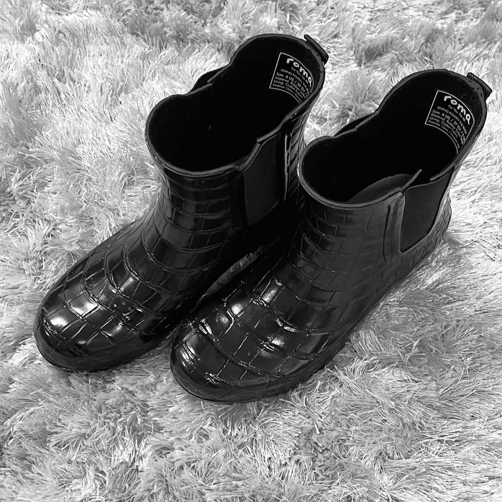 NWOT Roma Black Comfortable Slip-On Mock Croc Rain Boots Size 6💧🥾☔️